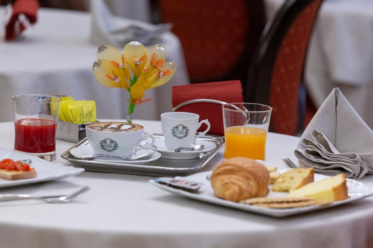 Hotel Rojan Сульмона Екстер'єр фото