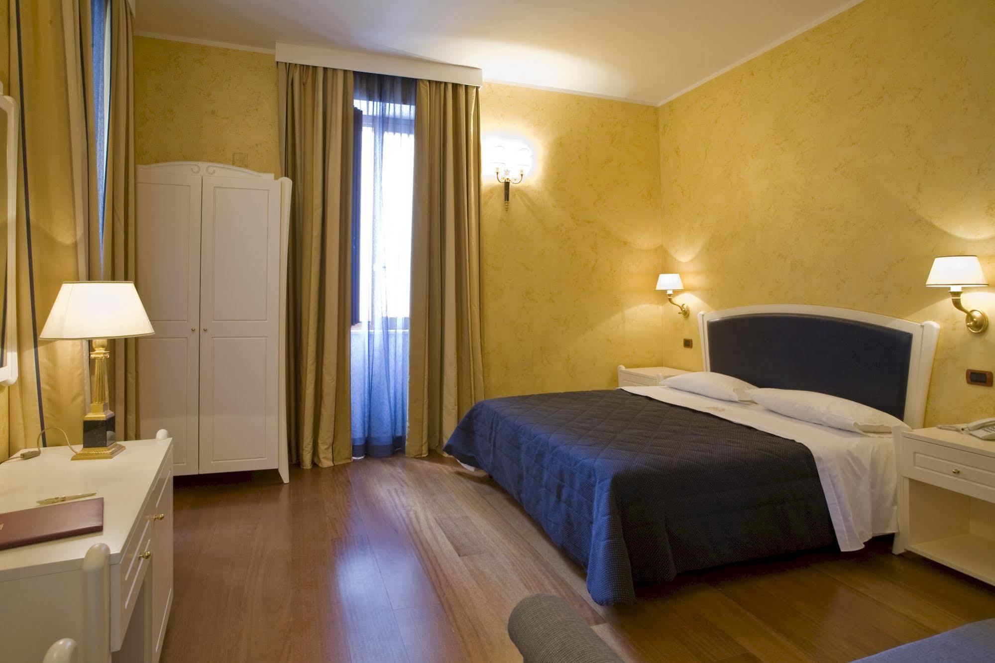 Hotel Rojan Сульмона Екстер'єр фото