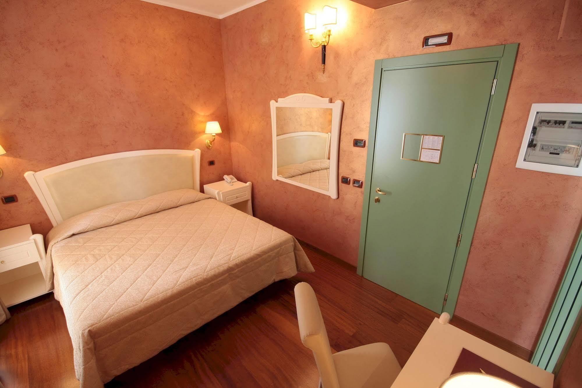 Hotel Rojan Сульмона Екстер'єр фото