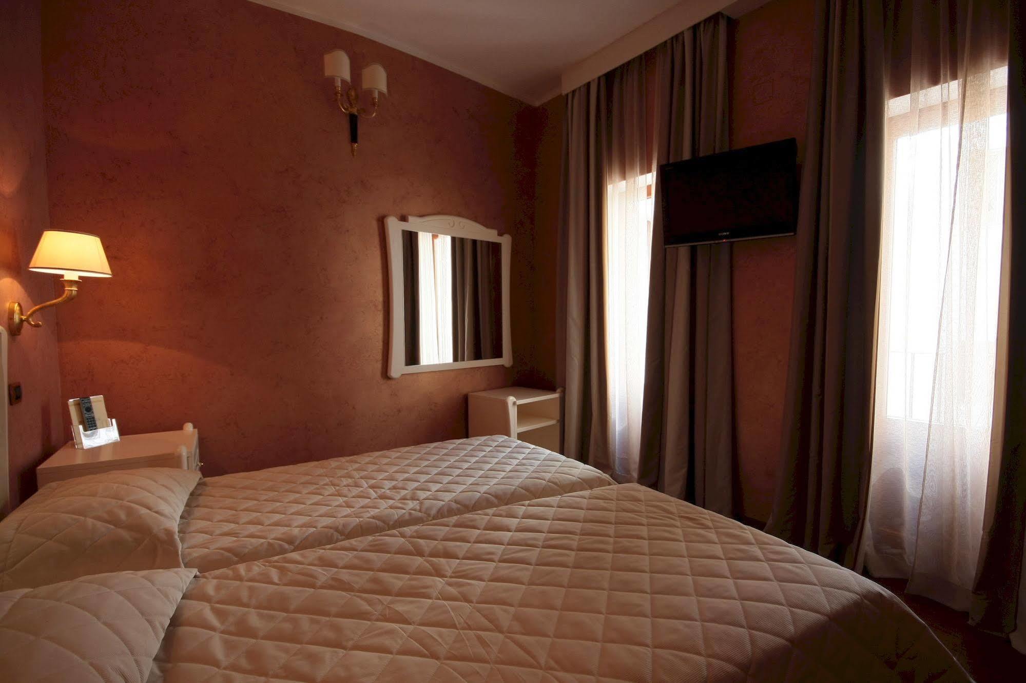 Hotel Rojan Сульмона Екстер'єр фото