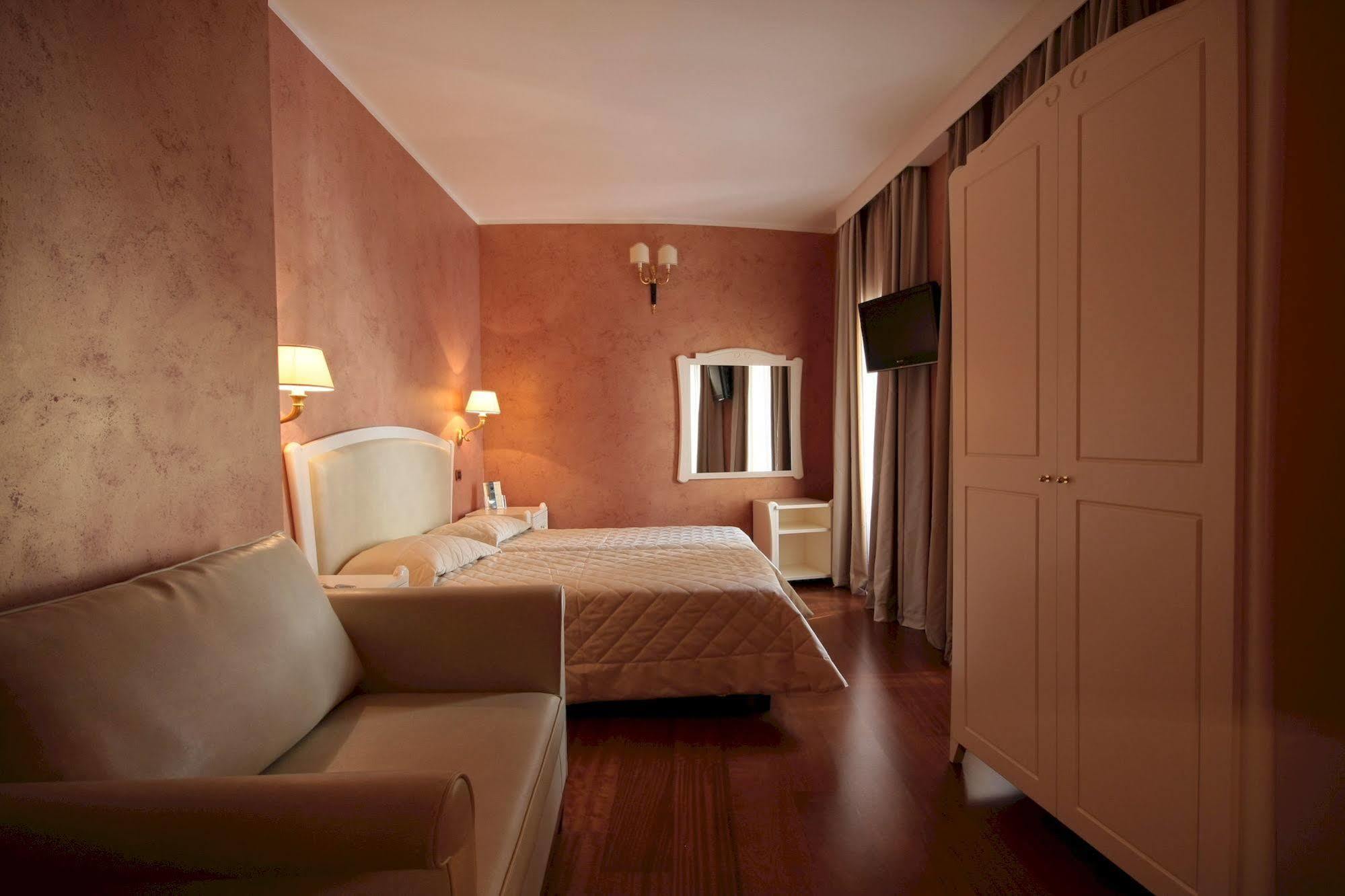 Hotel Rojan Сульмона Екстер'єр фото