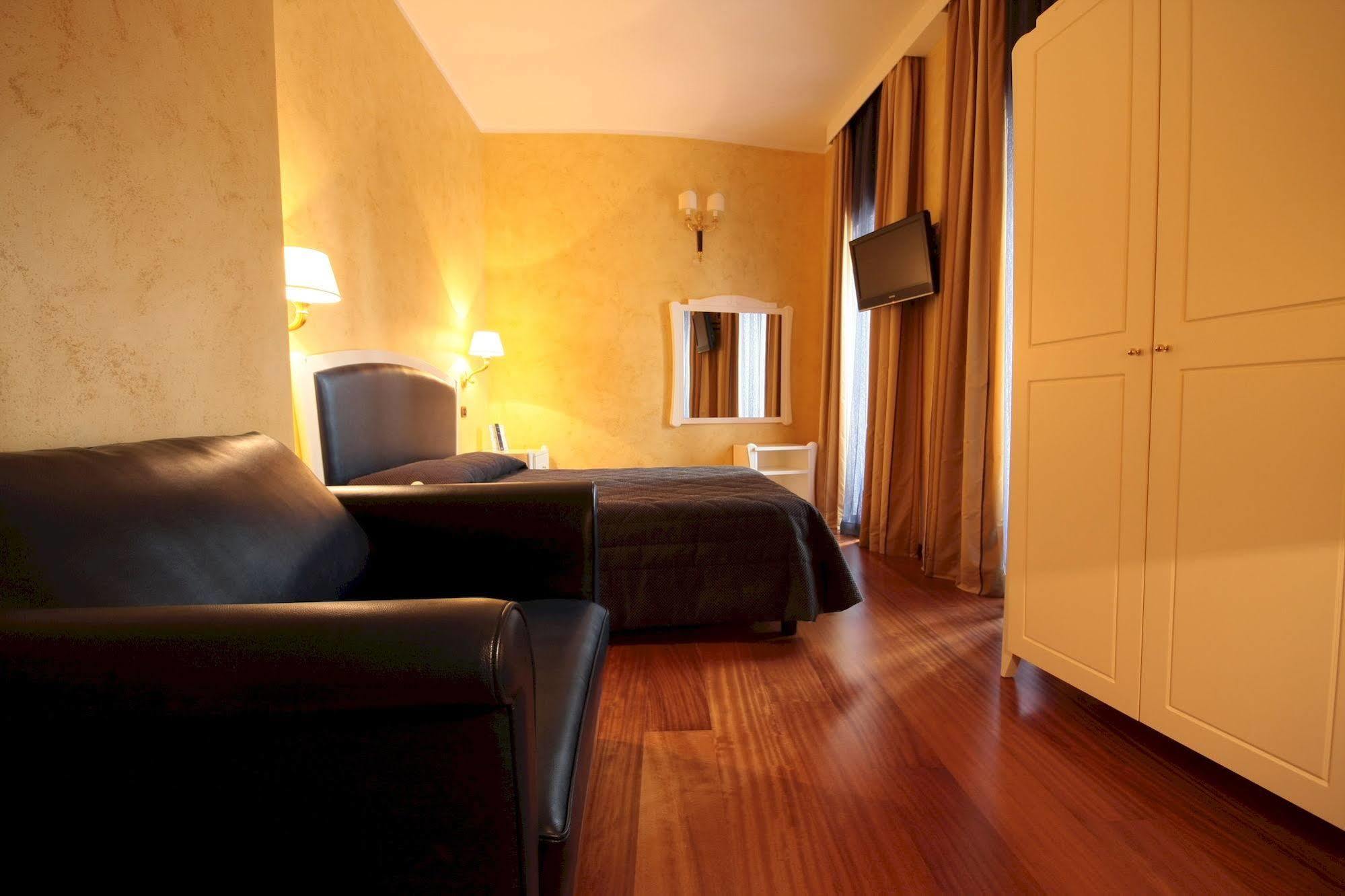 Hotel Rojan Сульмона Екстер'єр фото