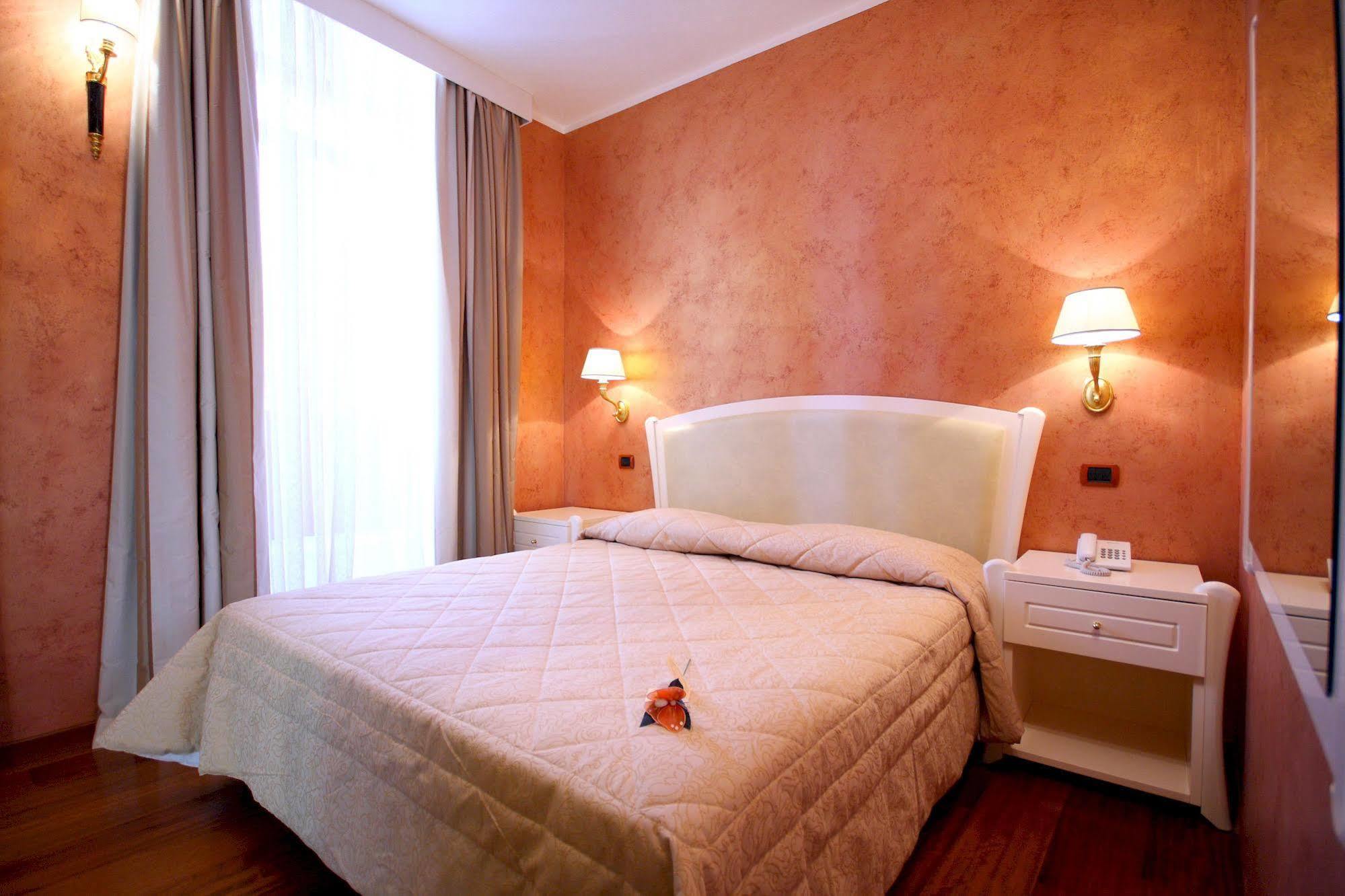 Hotel Rojan Сульмона Екстер'єр фото