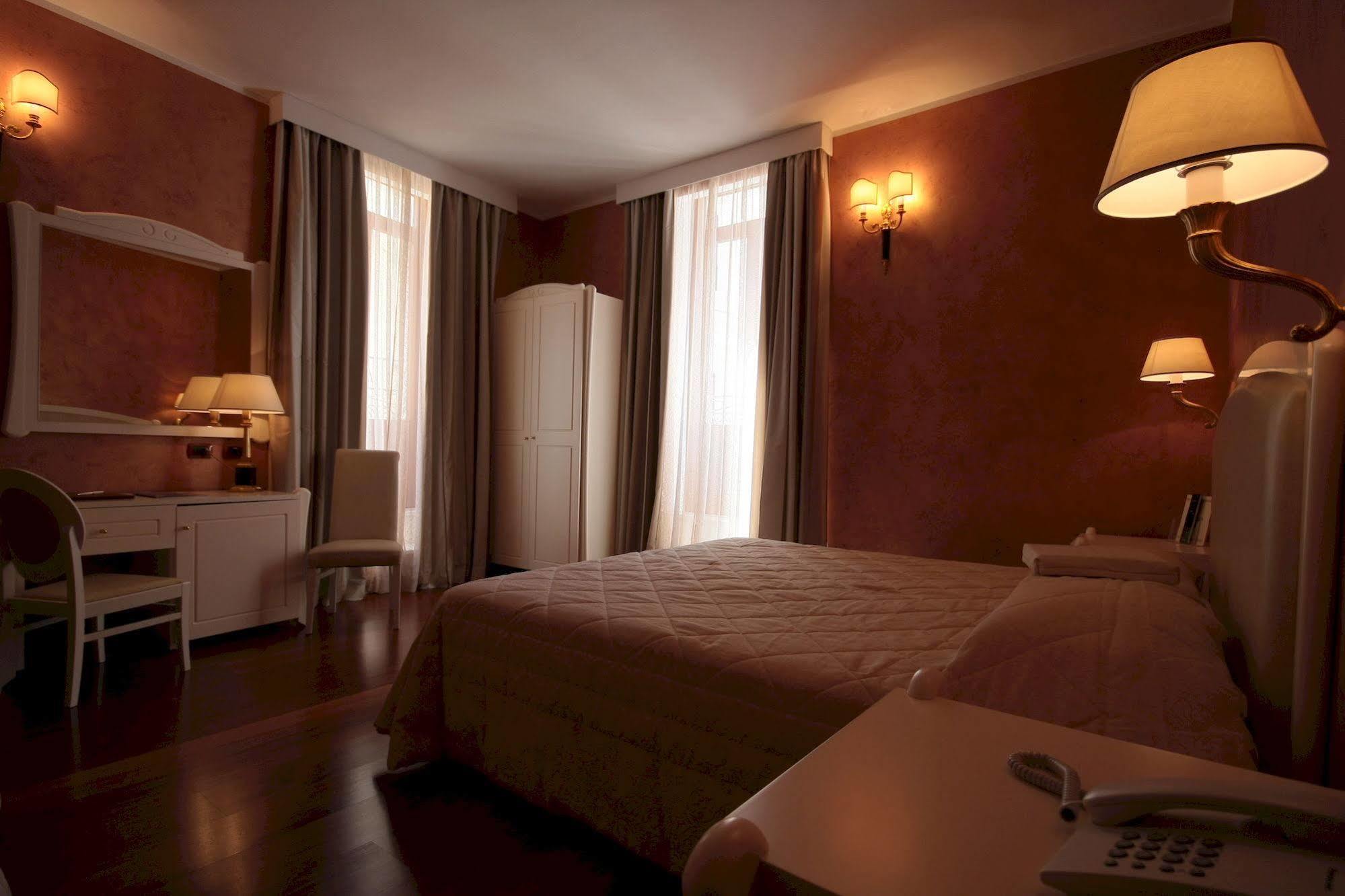 Hotel Rojan Сульмона Екстер'єр фото